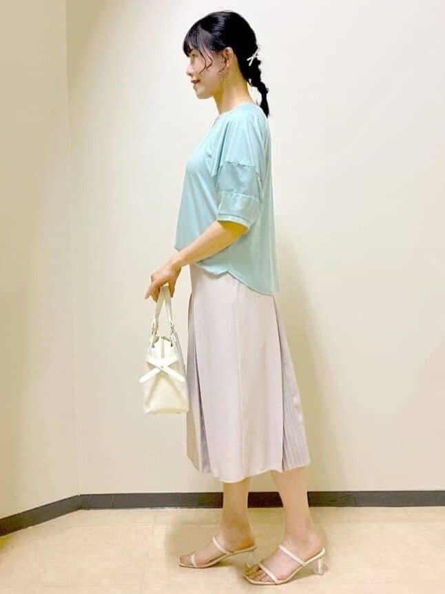 グリーン系のTシャツ/カットソー、ベージュ系のスカート、ブルー系のTシャツ/カットソーを着用したレディースの夏コーディネートの2枚目の写真