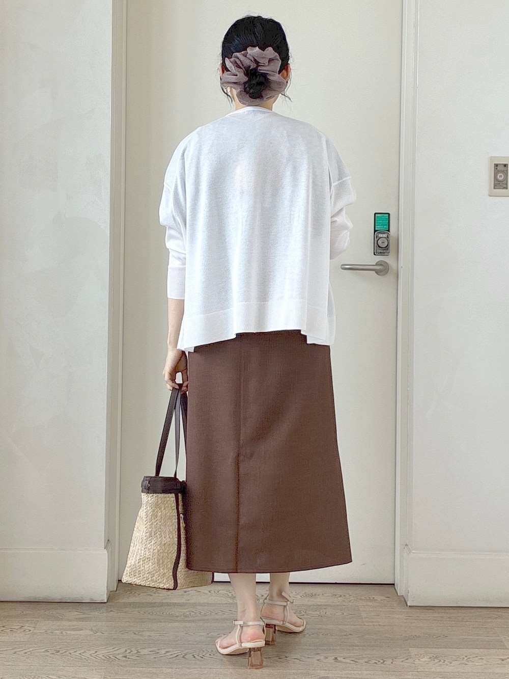 ホワイト系のカーディガン/ボレロ、ブルー系のシャツ/ブラウス、グレー系のタンクトップを着用したレディースの夏コーディネートの3枚目の写真