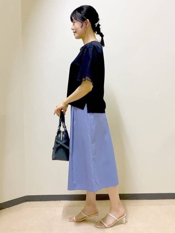 ブルー系のTシャツ/カットソー、ブルー系のスカート、ベージュ系のスカートを着用したレディースの夏コーディネートの2枚目の写真