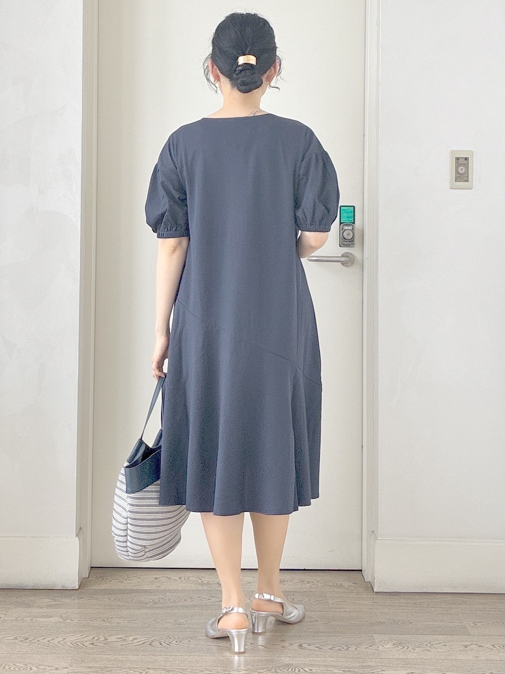 ブルー系のワンピース、グレー系のブルゾン、ホワイト系のカーディガン/ボレロを着用したレディースの夏コーディネートの3枚目の写真