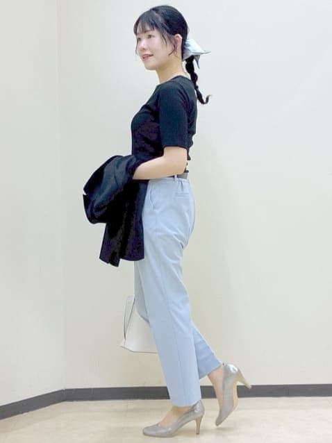 ホワイト系のシャツ/ブラウス、ブラック系のTシャツ/カットソー、ブルー系のシャツ/ブラウスを着用したレディースの冬コーディネートの2枚目の写真