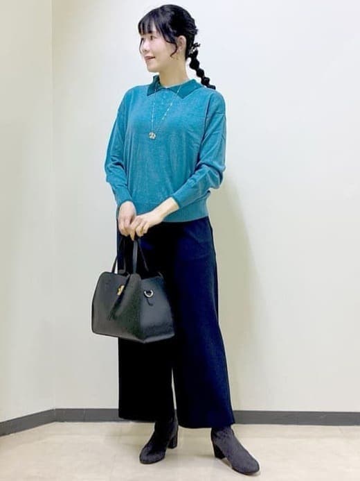 ブルー系のニット/セーター、グレー系のその他アウター、ブルー系のその他パンツを着用したレディースの冬コーディネートの5枚目の写真