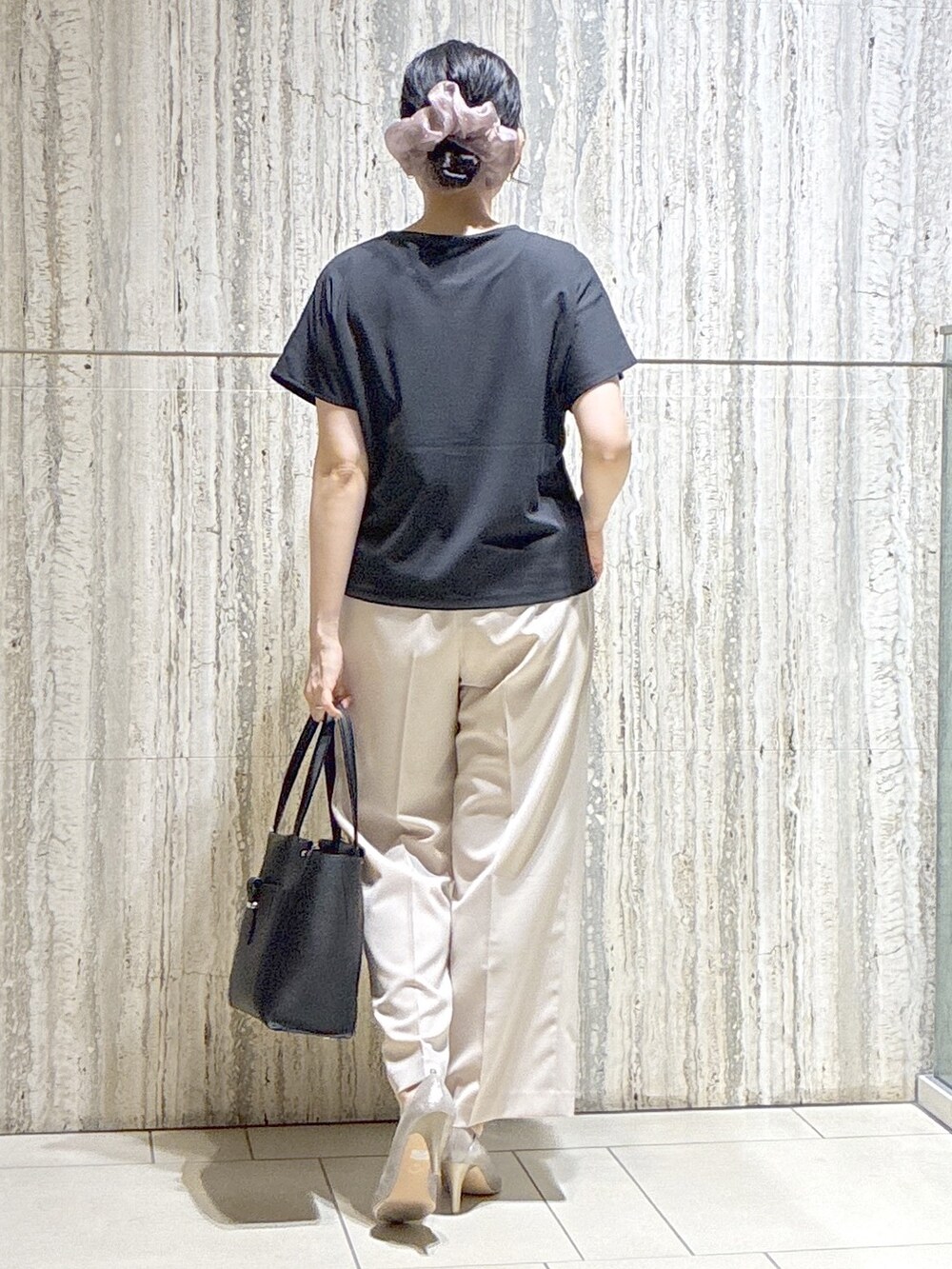 ブラック系のTシャツ/カットソー、ブラック系のテーラードジャケット、ブラック系のトートバッグを着用したレディースの夏コーディネートの3枚目の写真