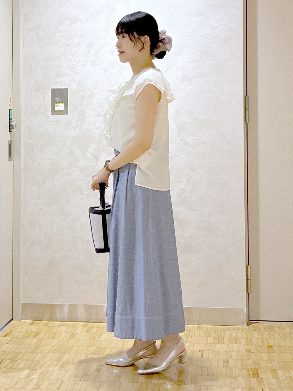 ホワイト系のシャツ/ブラウス、ブルー系のスカート、ホワイト系のカーディガン/ボレロを着用したレディースの夏コーディネートの2枚目の写真