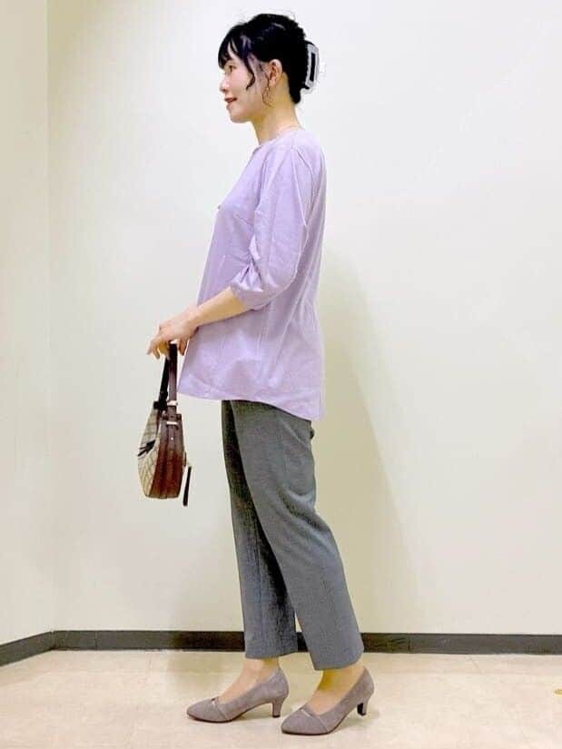 パープル系のTシャツ/カットソー、ブラック系のその他パンツ、イエロー系のショルダーバッグを着用したレディースの秋コーディネートの2枚目の写真