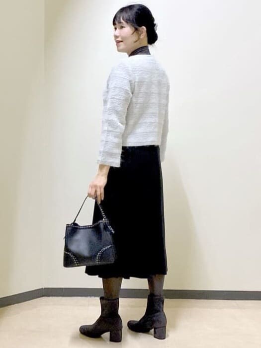 グレー系のカーディガン/ボレロ、グレー系のニット/セーター、ブラック系のその他パンツを着用したレディースの冬コーディネートの9枚目の写真
