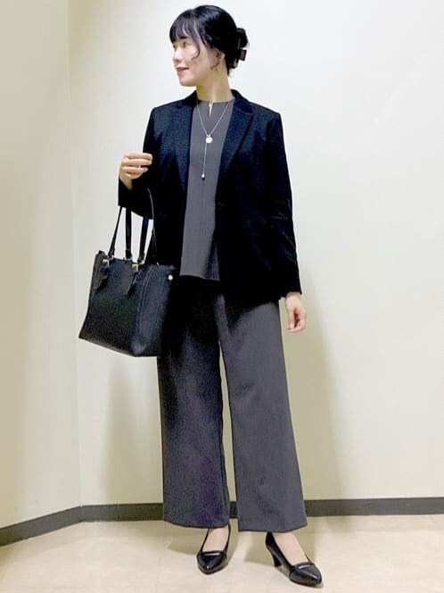 グレー系のシャツ/ブラウス、グレー系のその他パンツ、ブラック系のテーラードジャケットを着用したレディースの秋コーディネートの9枚目の写真
