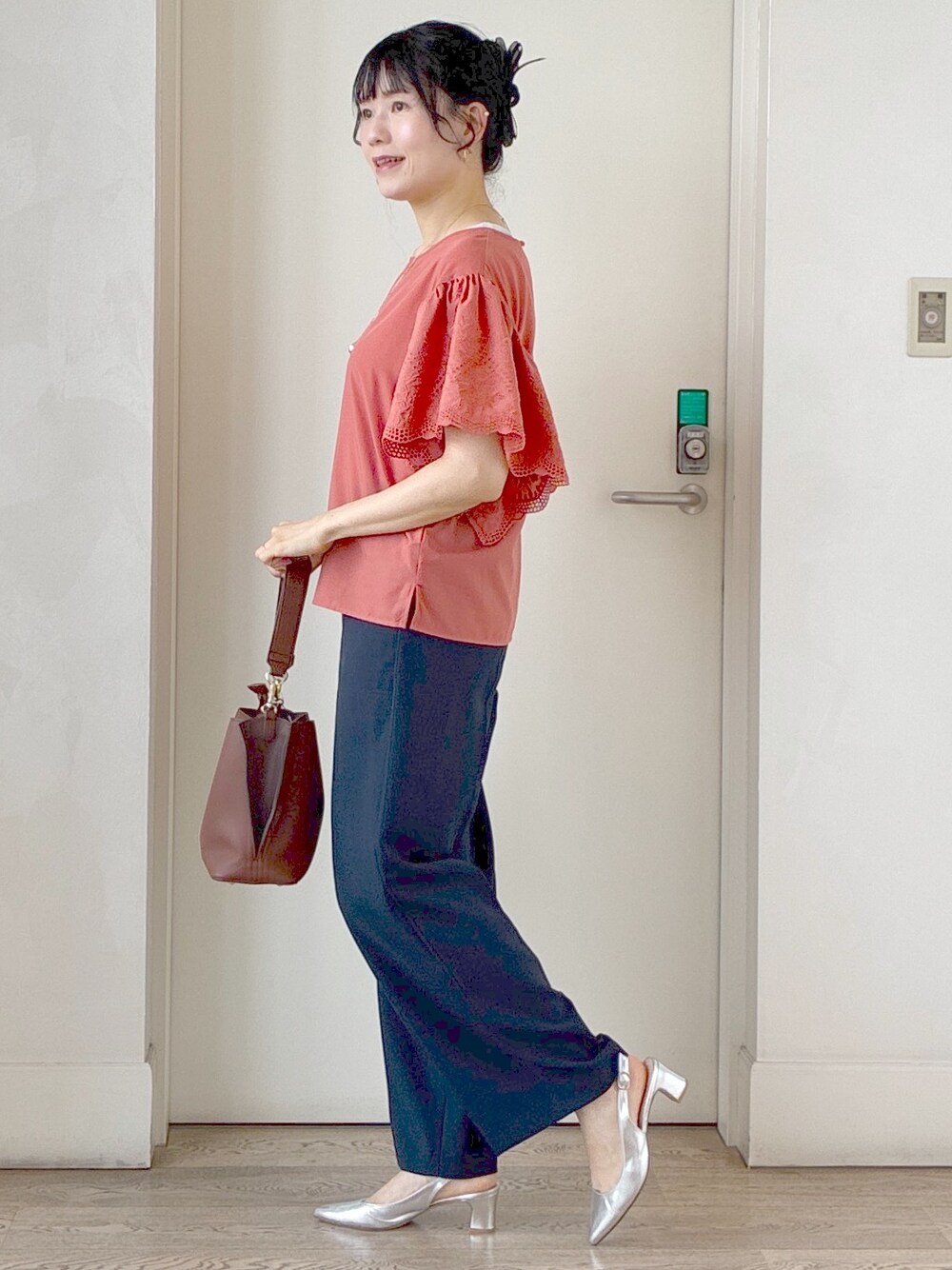 レッド系のシャツ/ブラウス、ブルー系のその他パンツ、ブラウン系のトートバッグを着用したレディースの夏コーディネートの2枚目の写真