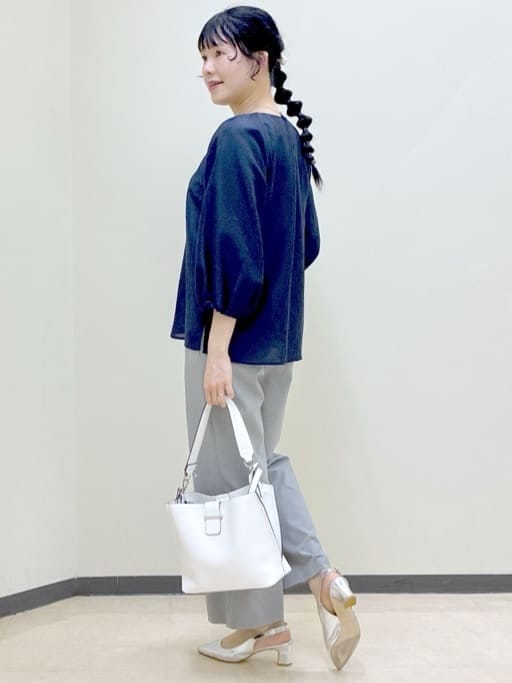 グレー系のその他パンツ、ブルー系のシャツ/ブラウス、ホワイト系のトートバッグを着用したレディースの春コーディネートの4枚目の写真