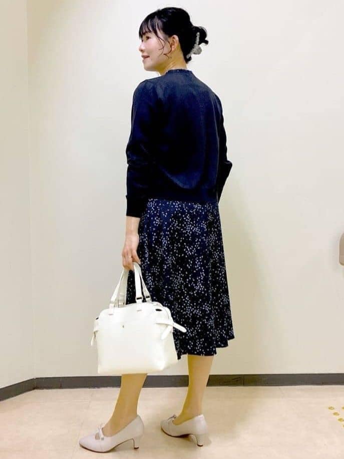 ブルー系のワンピース、ブルー系のカーディガン/ボレロ、ホワイト系のトートバッグを着用したレディースの春コーディネートの4枚目の写真
