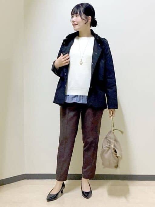 ブラック系のブルゾン、ホワイト系のニット/セーター、ブルー系のTシャツ/カットソーを着用したレディースの冬コーディネートの7枚目の写真
