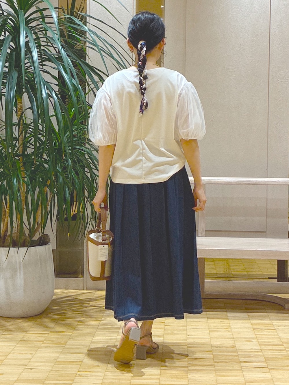 ホワイト系のTシャツ/カットソー、ブルー系のデニムスカート、グレー系のカーディガン/ボレロを着用したレディースの夏コーディネートの5枚目の写真