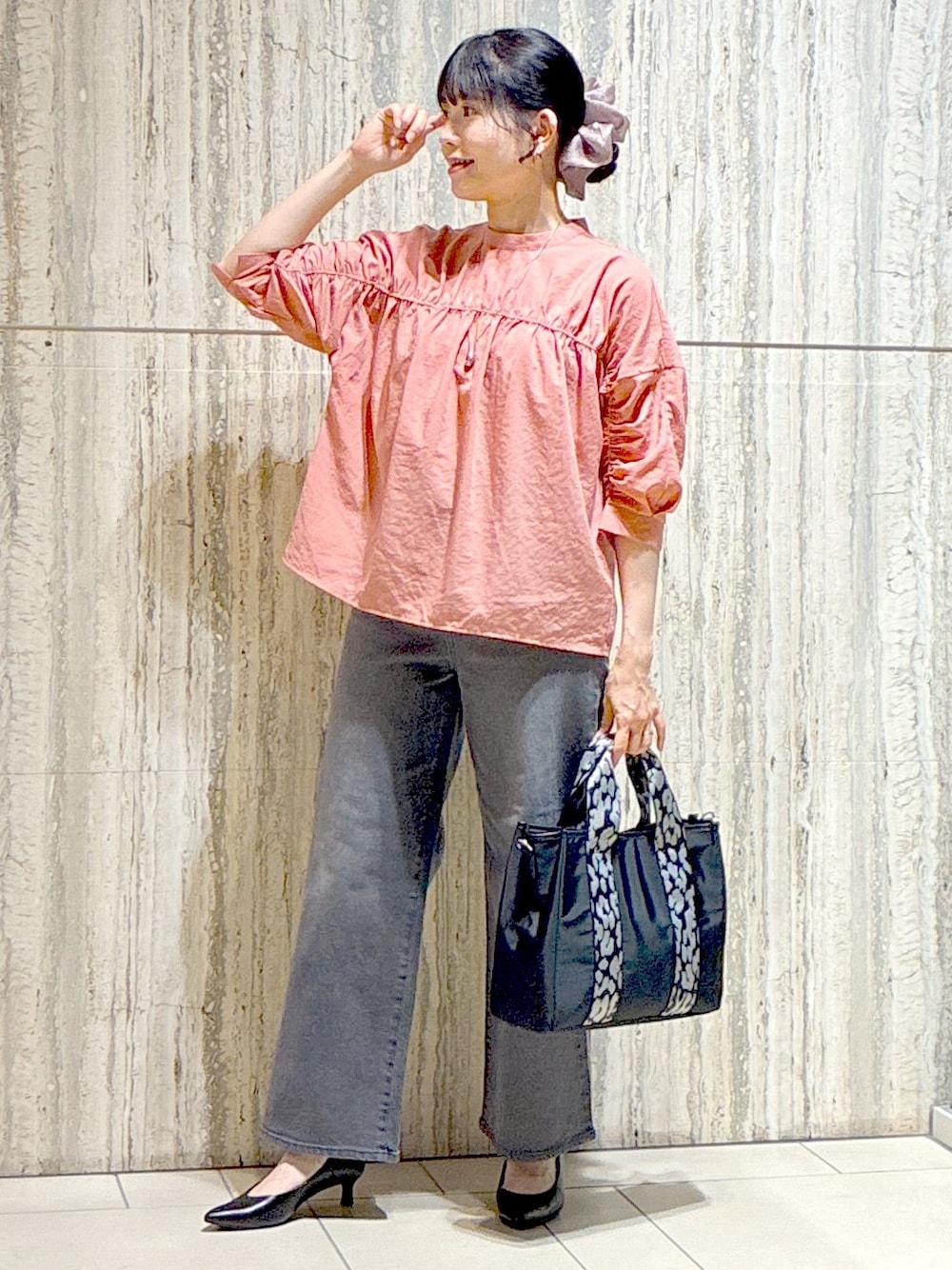 ピンク系のシャツ/ブラウス、ホワイト系のシャツ/ブラウス、ブラック系のデニムパンツを着用したレディースの秋コーディネートの6枚目の写真