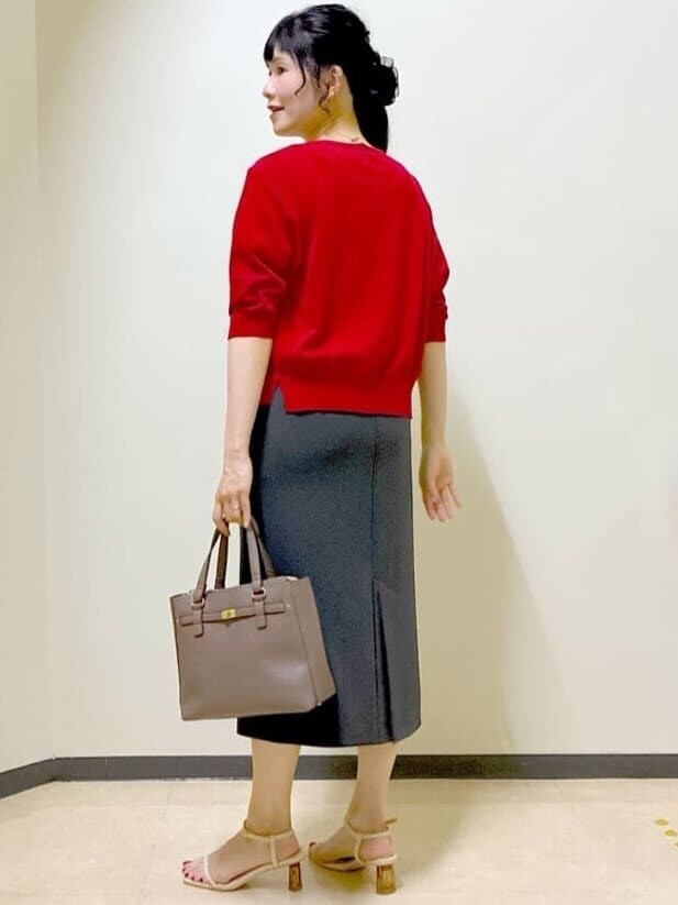 ホワイト系のTシャツ/カットソー、レッド系のカーディガン/ボレロ、グレー系のスカートを着用したレディースの秋コーディネートの10枚目の写真