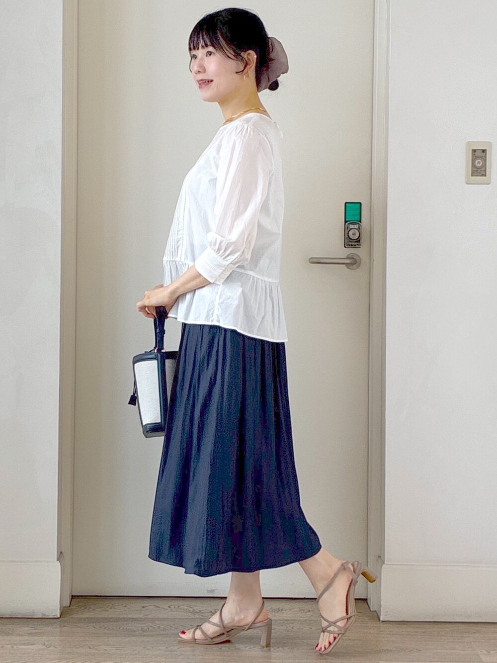 ホワイト系のシャツ/ブラウス、ブルー系のその他パンツ、ブルー系のブルゾンを着用したレディースの夏コーディネートの2枚目の写真