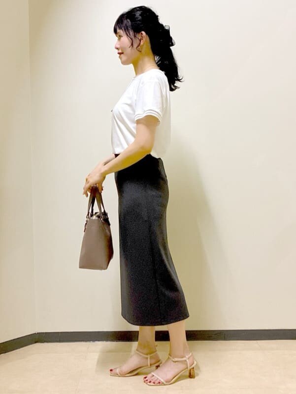 ホワイト系のTシャツ/カットソー、レッド系のカーディガン/ボレロ、グレー系のスカートを着用したレディースの秋コーディネートの2枚目の写真