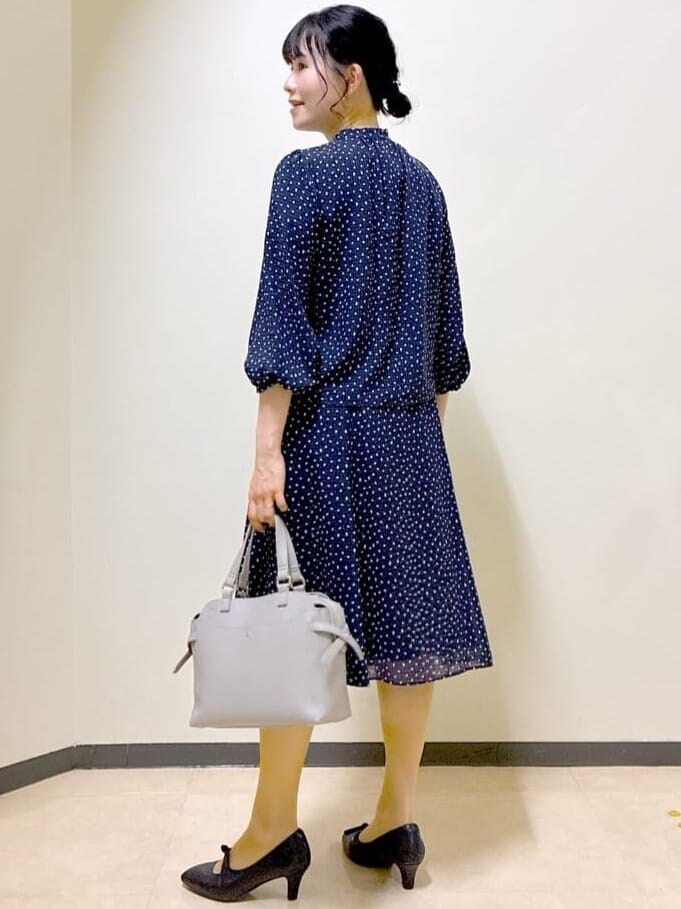 ブルー系のシャツ/ブラウス、ブルー系のスカート、ブルー系のスカートを着用したレディースの春コーディネートの4枚目の写真