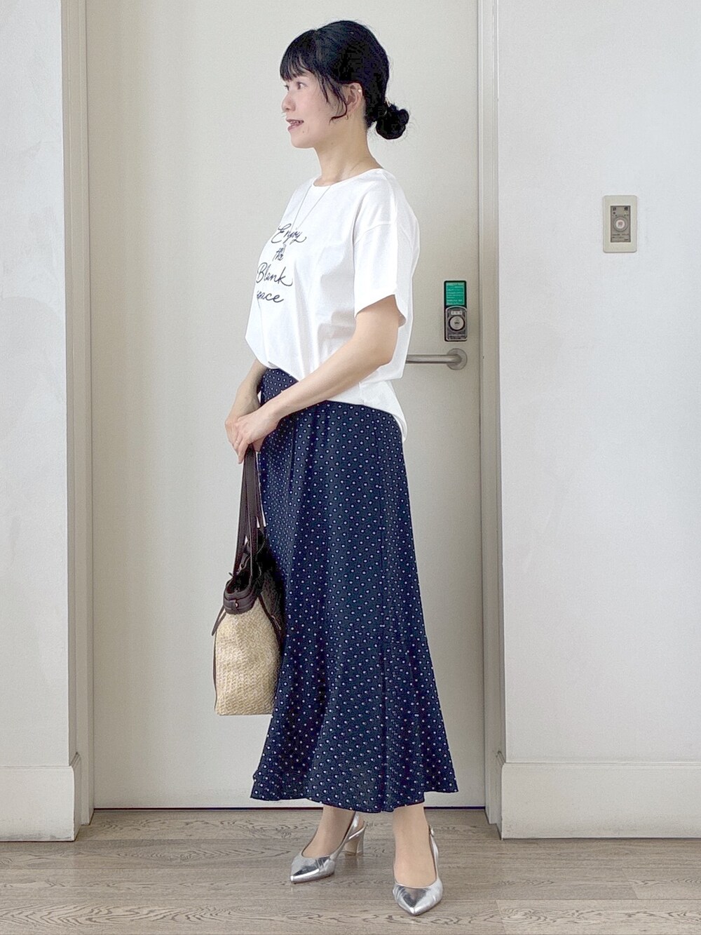 ホワイト系のTシャツ/カットソー、ベージュ系のベスト、ブルー系のスカートを着用したレディースの春コーディネートの8枚目の写真