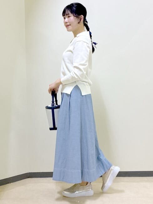 ブルー系のスカート、ベージュ系のスカート、ホワイト系のニット/セーターを着用したレディースの冬コーディネートの2枚目の写真