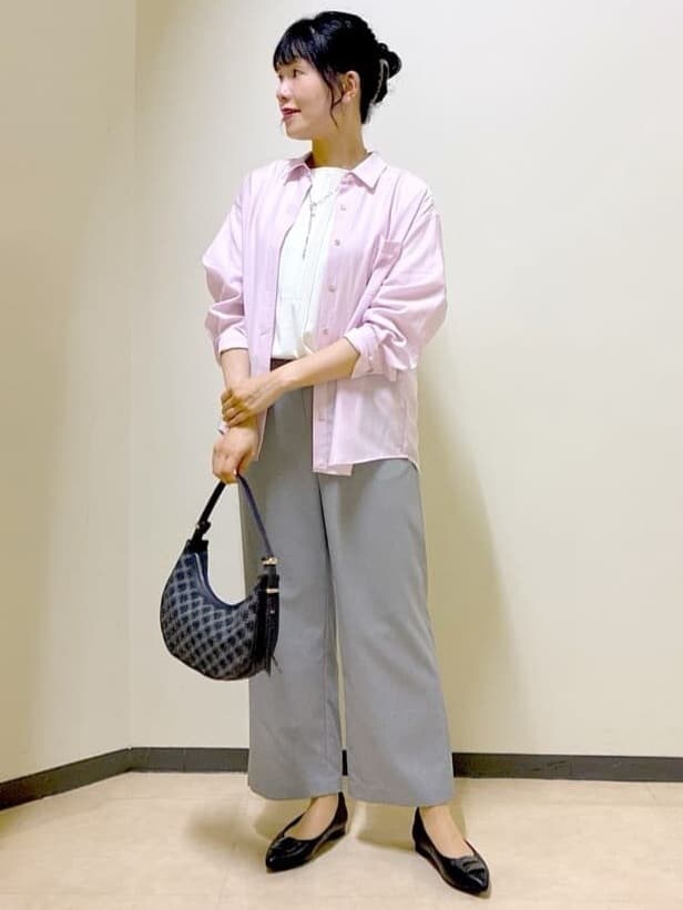 ピンク系のシャツ/ブラウス、ホワイト系のTシャツ/カットソー、グレー系のその他パンツを着用したレディースの夏コーディネートの5枚目の写真