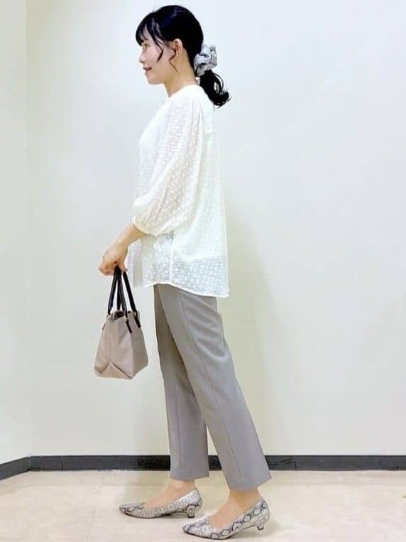 ベージュ系のシャツ/ブラウス、ブラウン系のその他パンツ、ベージュ系のトートバッグを着用したレディースの夏コーディネートの2枚目の写真