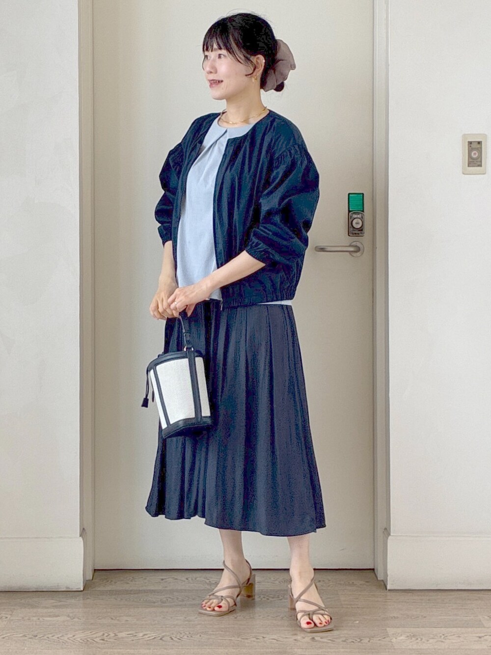 ブルー系のブルゾン、ブルー系のTシャツ/カットソー、ブルー系のその他パンツを着用したレディースの夏コーディネートの7枚目の写真