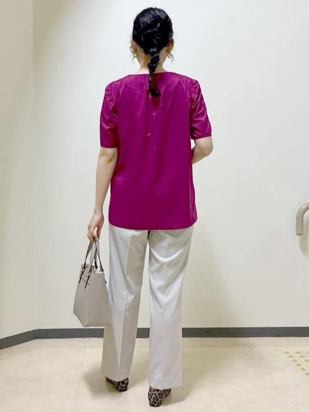 ピンク系のシャツ/ブラウス、ベージュ系のその他パンツ、ベージュ系のハンドバッグを着用したレディースの秋コーディネートの3枚目の写真