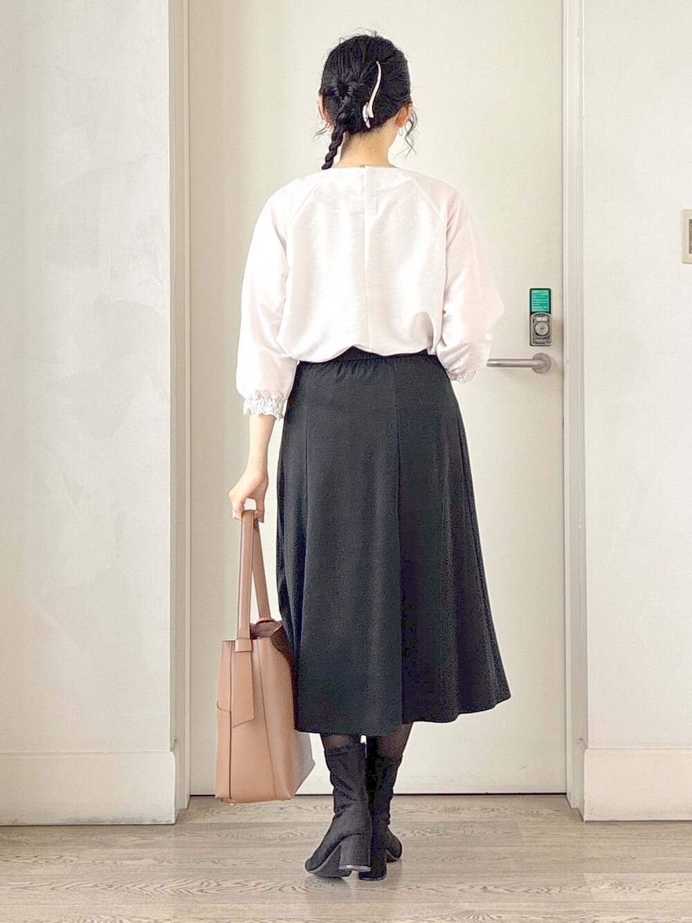 ベージュ系のシャツ/ブラウス、ブラック系のシャツ/ブラウス、ブラック系のスカートを着用したレディースの秋コーディネートの3枚目の写真