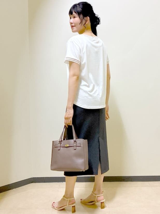 ホワイト系のTシャツ/カットソー、レッド系のカーディガン/ボレロ、グレー系のスカートを着用したレディースの秋コーディネートの8枚目の写真