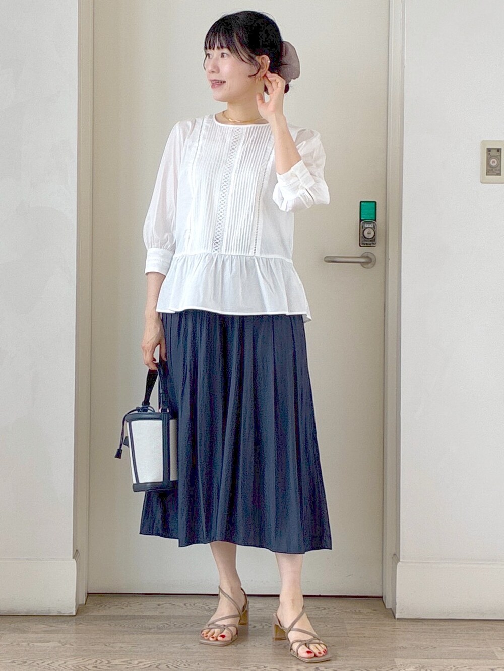 ホワイト系のシャツ/ブラウス、ブルー系のその他パンツ、ブルー系のブルゾンを着用したレディースの夏コーディネートの6枚目の写真