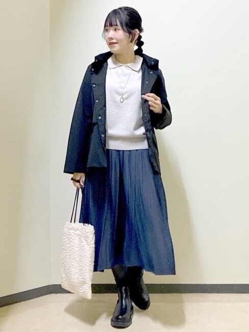 グレー系のニット/セーター、ブルー系のその他パンツ、ブラック系のブルゾンを着用したレディースの冬コーディネートの9枚目の写真