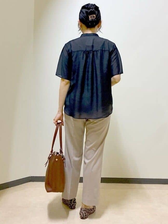 ブラック系のシャツ/ブラウス、ベージュ系のその他パンツ、ブラウン系のトートバッグを着用したレディースの秋コーディネートの3枚目の写真