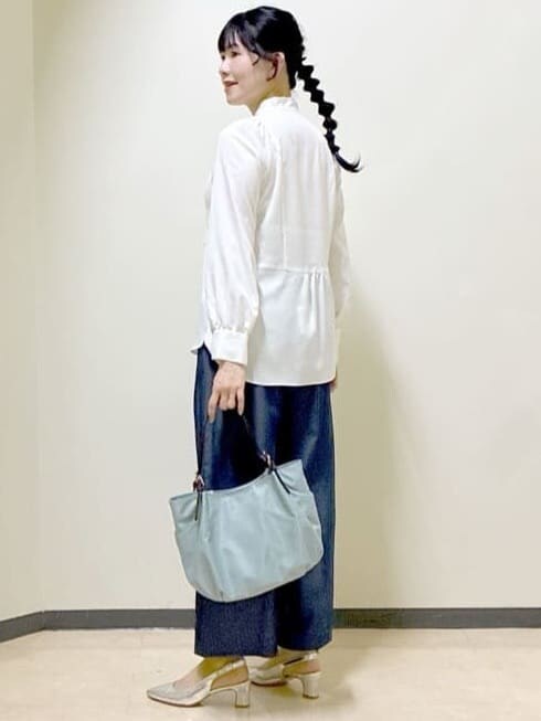 パープル系のTシャツ/カットソー、ホワイト系のシャツ/ブラウス、ブルー系のその他パンツを着用したレディースの冬コーディネートの10枚目の写真