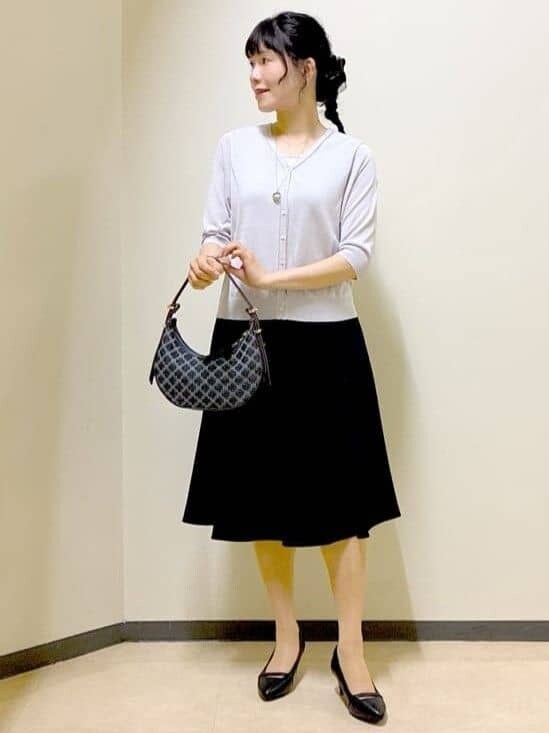 グレー系のカーディガン/ボレロ、グレー系のタンクトップ、ブルー系のスカートを着用したレディースの夏コーディネートの7枚目の写真