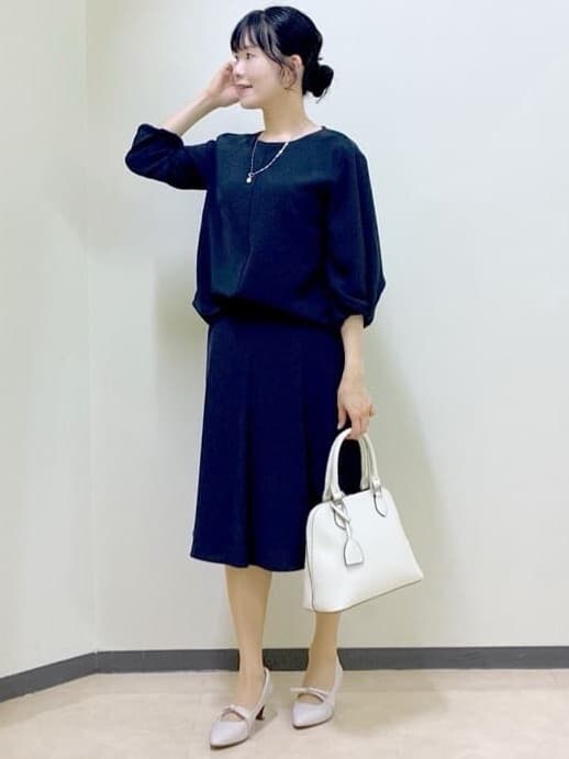 ブルー系のシャツ/ブラウス、ブルー系のスカート、ホワイト系のシャツ/ブラウスを着用したレディースの春コーディネートの6枚目の写真