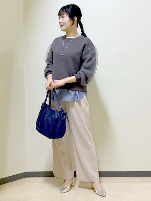 ベージュ系のその他パンツ、ブルー系のTシャツ/カットソー、ブルー系のその他パンツを着用したレディースの春コーディネートの8枚目の写真