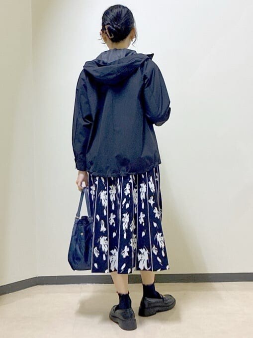 ブルー系のブルゾン、ブルー系のニット/セーター、ブルー系のスカートを着用したレディースの冬コーディネートの3枚目の写真