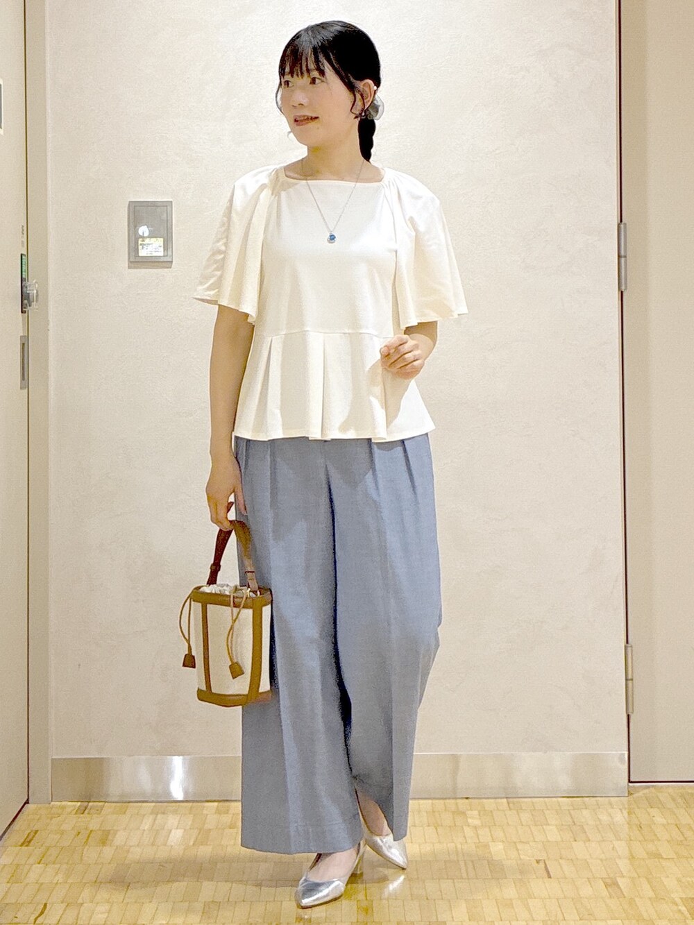 ホワイト系のTシャツ/カットソー、ブルー系のその他パンツ、オレンジ系のシャツ/ブラウスを着用したレディースの夏コーディネートの9枚目の写真