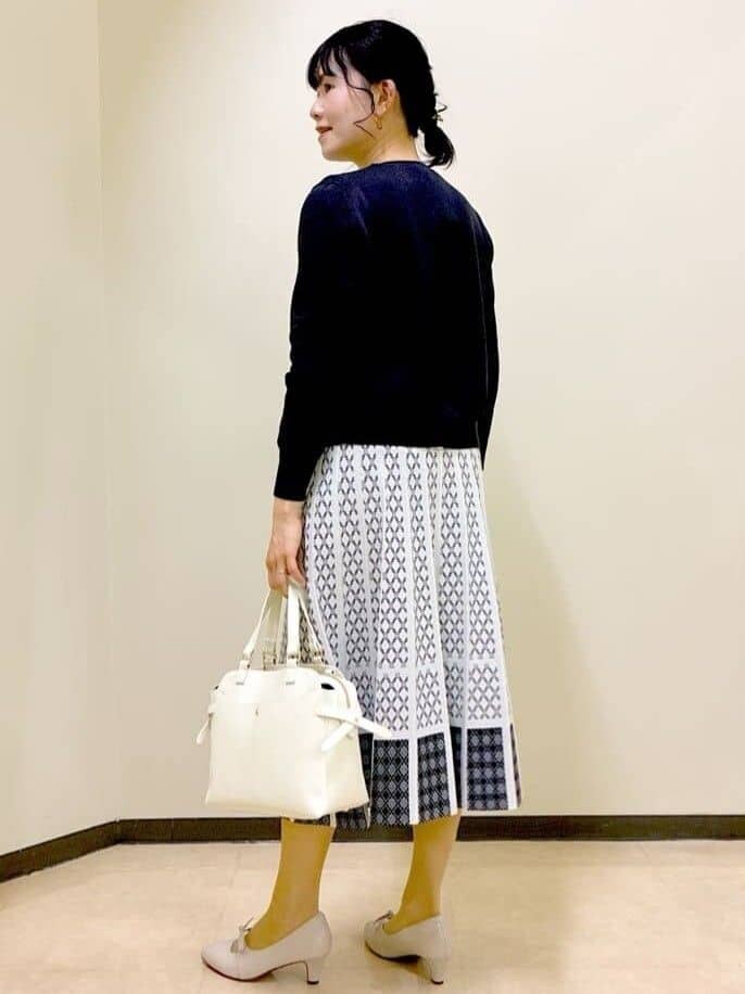 グリーン系のシャツ/ブラウス、ブルー系のカーディガン/ボレロ、ホワイト系のスカートを着用したレディースの春コーディネートの8枚目の写真