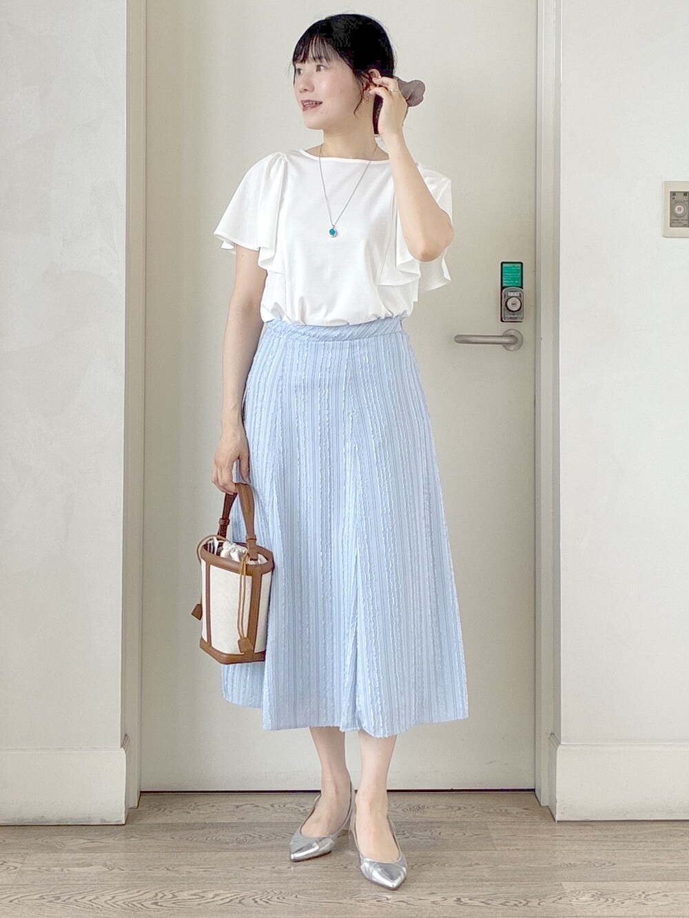 ホワイト系のTシャツ/カットソー、ブルー系のテーラードジャケット、ブルー系のスカートを着用したレディースの夏コーディネートの5枚目の写真