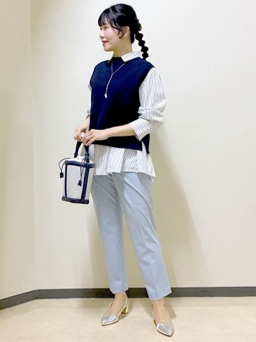 ブルー系のニット/セーター、ホワイト系のシャツ/ブラウス、ブルー系のその他パンツを着用したレディースの春コーディネートの8枚目の写真