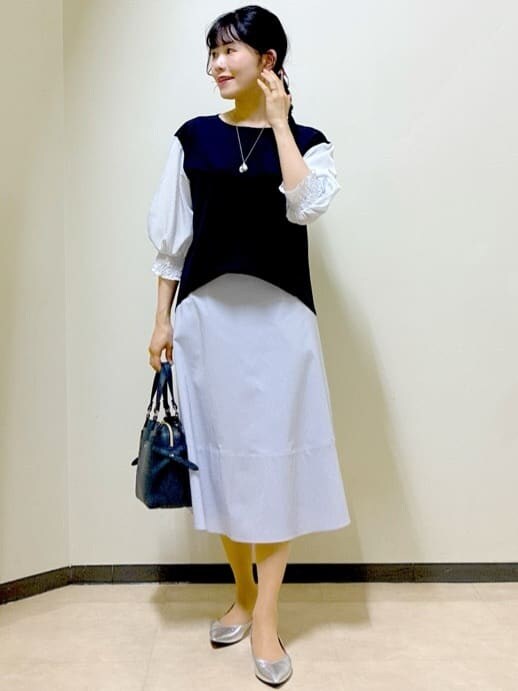 ブルー系のシャツ/ブラウス、パープル系のスカート、ブルー系のトートバッグを着用したレディースの夏コーディネートの9枚目の写真