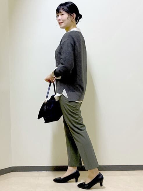 グレー系のニット/セーター、ベージュ系のシャツ/ブラウス、グリーン系のその他パンツを着用したレディースの秋コーディネートの2枚目の写真