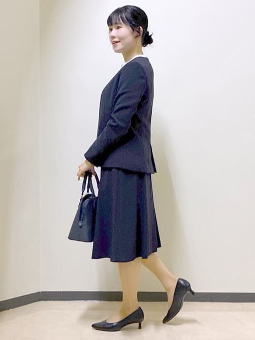 ホワイト系のシャツ/ブラウス、ブルー系のノーカラージャケット、ブルー系のスカートを着用したレディースの冬コーディネートの10枚目の写真