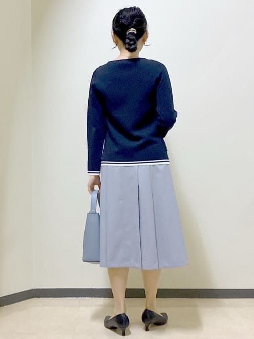 ブルー系のニット/セーター、グレー系のその他パンツ、ブルー系のショルダーバッグを着用したレディースの春コーディネートの3枚目の写真