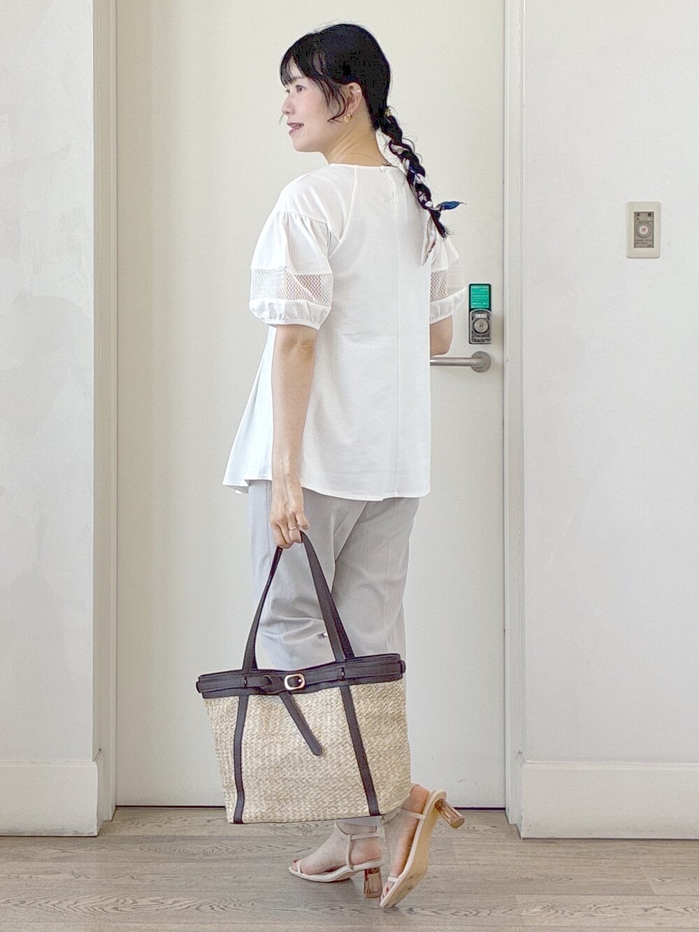 ホワイト系のTシャツ/カットソー、ベージュ系のタンクトップ、ブラック系のカーディガン/ボレロを着用したレディースの夏コーディネートの4枚目の写真