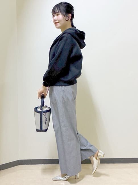 ブルー系のパーカー、ホワイト系のTシャツ/カットソー、ブラック系のタンクトップを着用したレディースの冬コーディネートの2枚目の写真