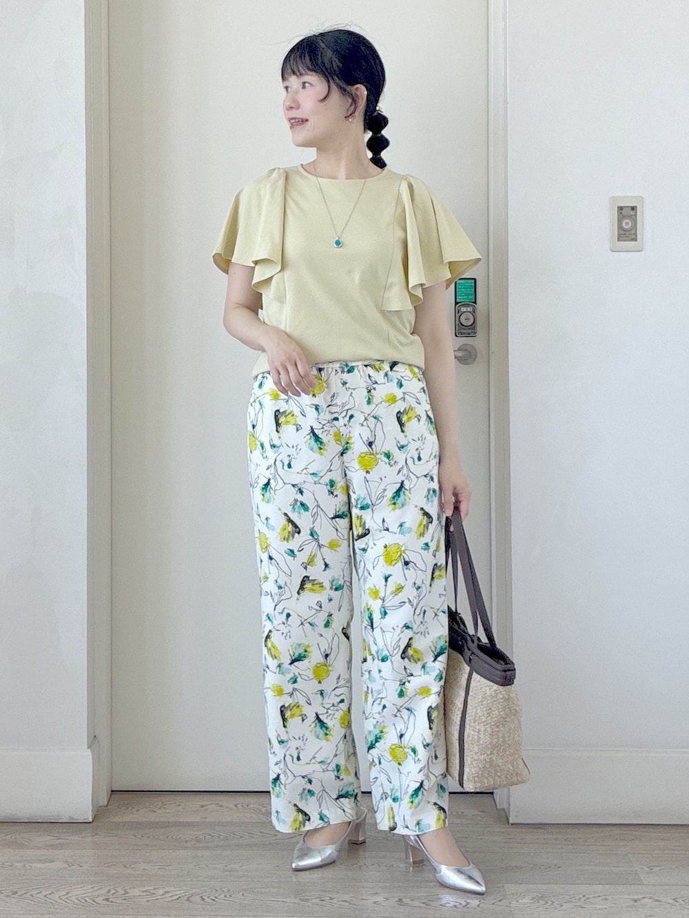 イエロー系のTシャツ/カットソー、ベージュ系のその他パンツ、イエロー系のトートバッグを着用したレディースの夏コーディネートの6枚目の写真