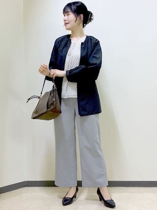 ブラック系のブルゾン、ベージュ系のシャツ/ブラウス、グレー系のその他パンツを着用したレディースの秋コーディネートの7枚目の写真