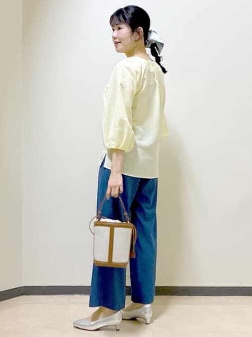 イエロー系のシャツ/ブラウス、シルバー系のパンプス、ブルー系のその他パンツを着用したレディースの冬コーディネートの10枚目の写真